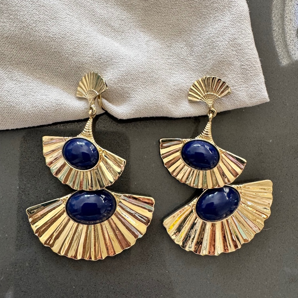NWOT Lilly Pulitzer Coastal Shell Blue Fan Drop clip-on earrings in gold metalli